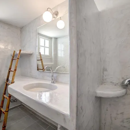 Monolithia * Kamari (Santorini)