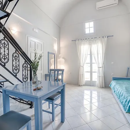 Monolithia Kamari (Santorini)