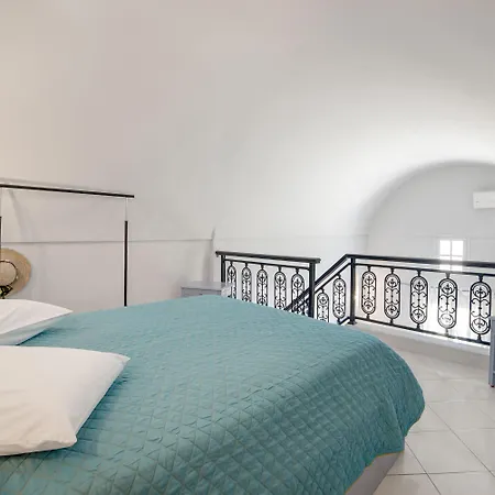 Apartment Monolithia Kamari (Santorini)