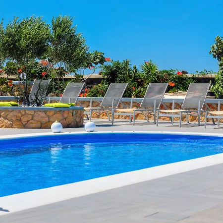 Monolithia * Kamari (Santorini)